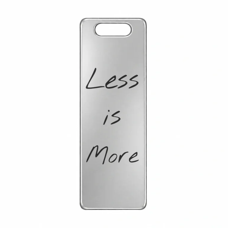 Гравиран медальон от титан Модел 1 с персонализирано послание „Less is More“
