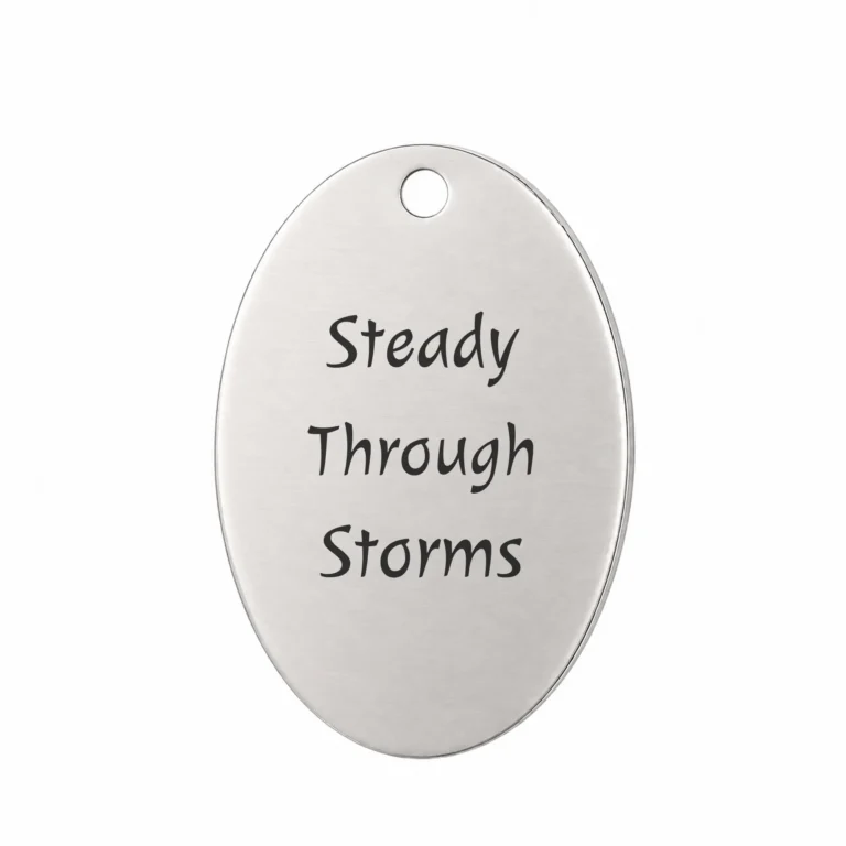 Гравиран овален ключодържател от неръждаема стомана с надпис „Steady Through Storms“