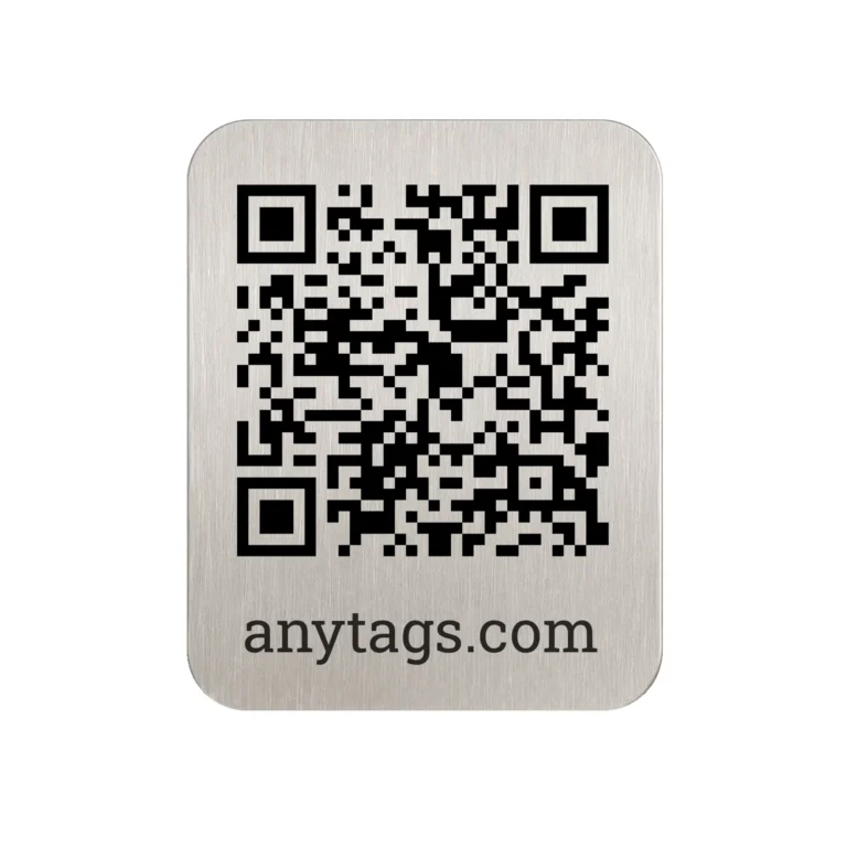 Сребриста правоъгълна метална табелка с QR код, заоблени ъгли и надпис anytags.com