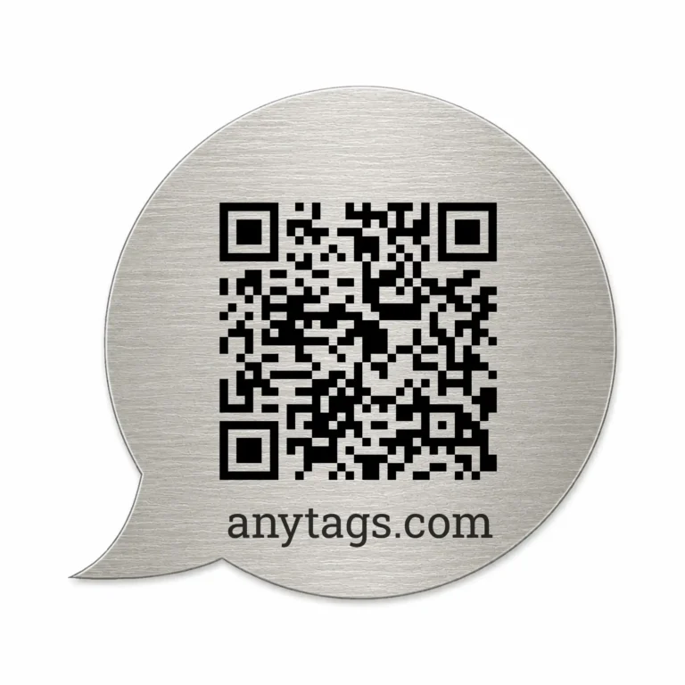 Сребриста гравирана метална табелка с QR код Модел 7, кръгла форма с декоративен издаден елемент и четкана повърхност
