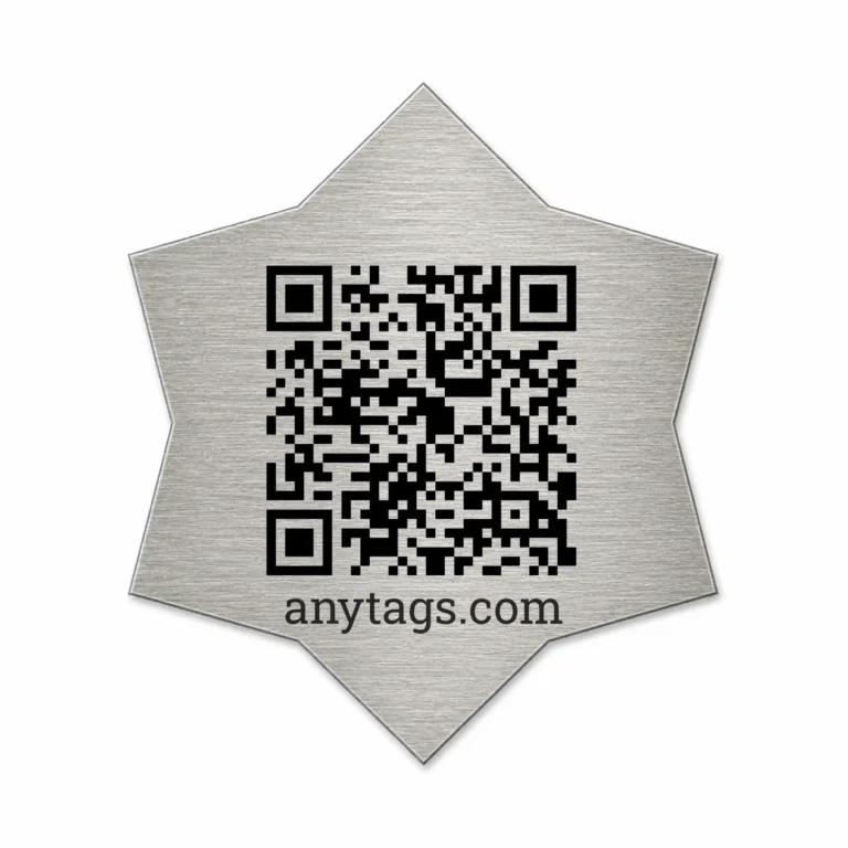 Сребриста гравирана метална табелка с QR код Модел 13 със звездообразна форма и надпис anytags.com
