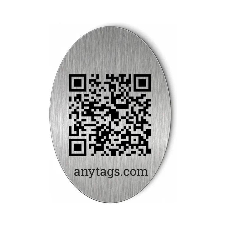 Сребриста гравирана метална табелка с QR код и надпис „anytags.com“ Модел 19