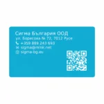Гравирана синя метална визитка от алуминий с гланцово тюркоазено покритие и персонализирани контактни данни и QR код